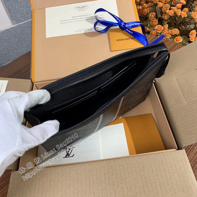 LV專櫃2023新款升級版男士手包 M64440條紋 路易威登Pochette Voyage中號手袋手拿包 dn1022